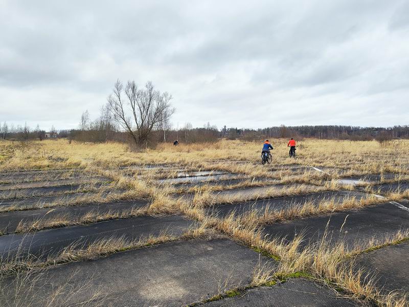 Поворачиваем на заросшую рулёжку