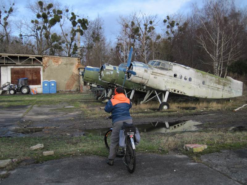 Маргарита Пономарёва на фоне самолётов АН-2