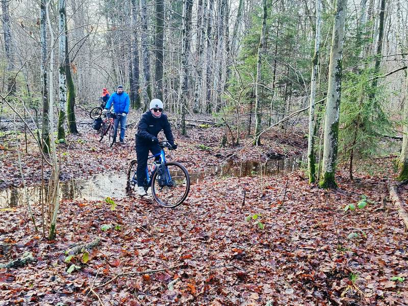 Артём Виговский проезжает через канаву с водой