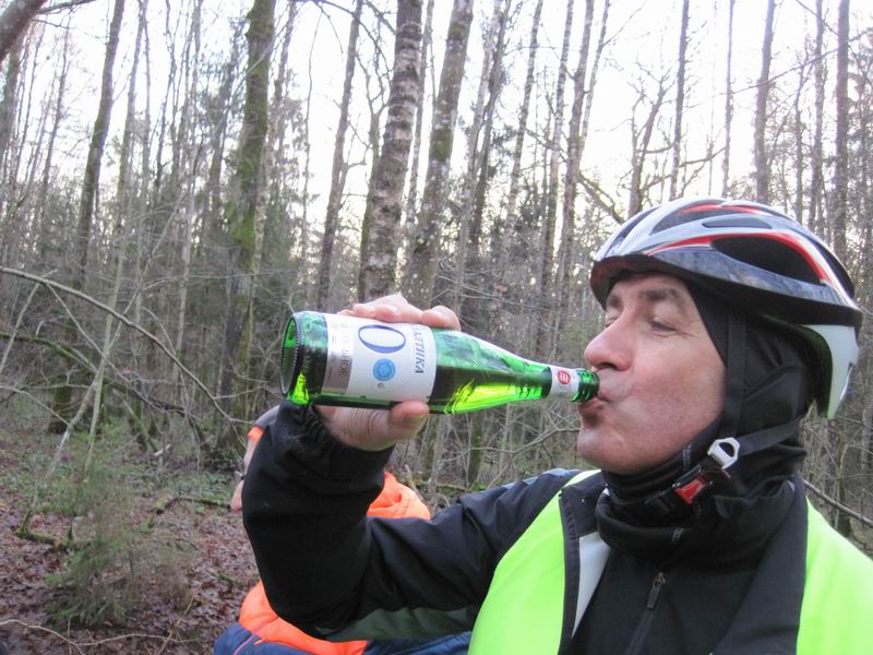 Вячеслав Дмитриев пьёт нулёвку