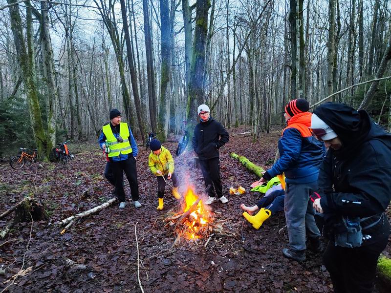 Привал с костром в лесу Горелом
