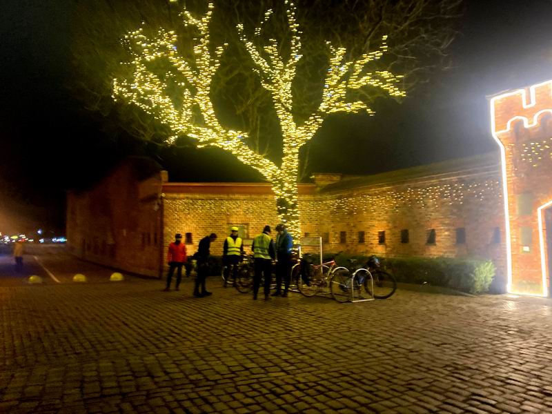 Участники собираются у музея Янтаря