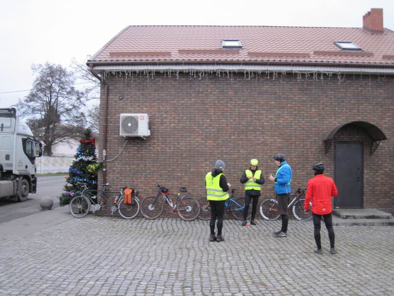 У магазина в Приморске