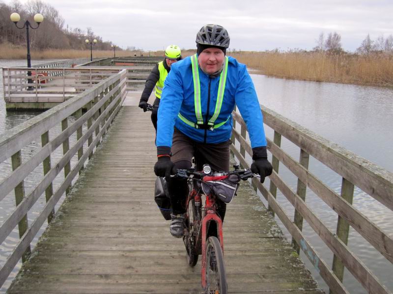 Едем по плавучему променаду