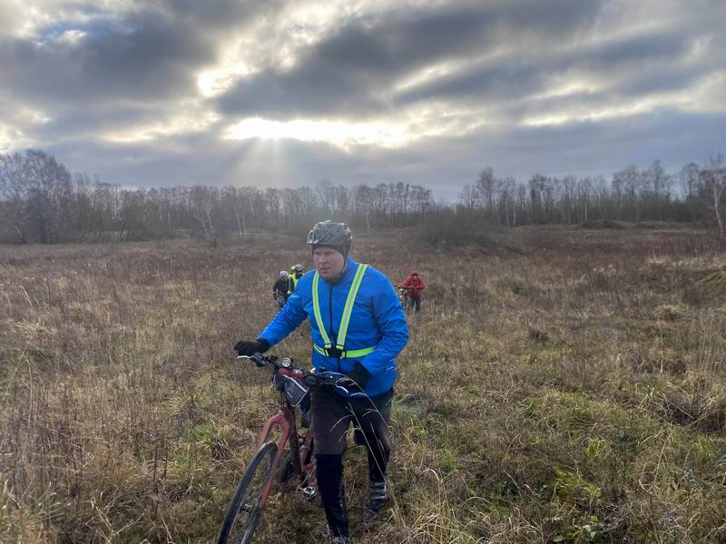Участники на фоне красивого неба