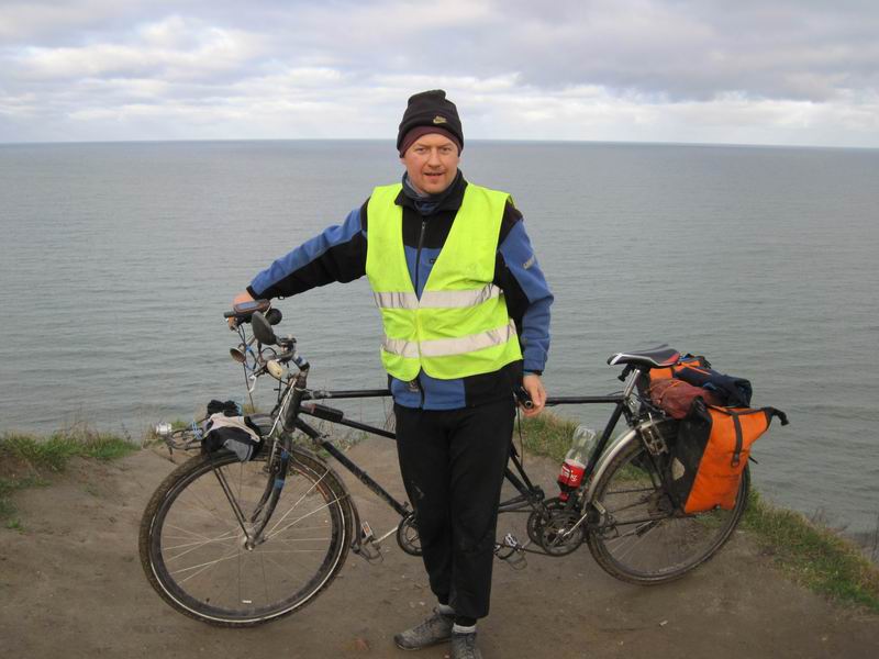 Сергей Мезенов на обрыве над морем