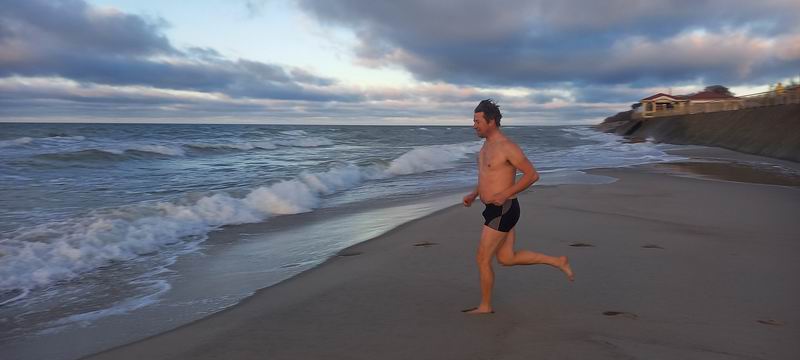 Сергей Мезенов пошёл купаться