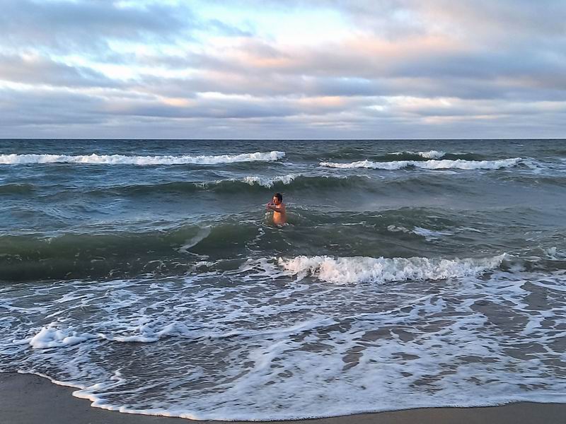 Сергей Мезенов купается