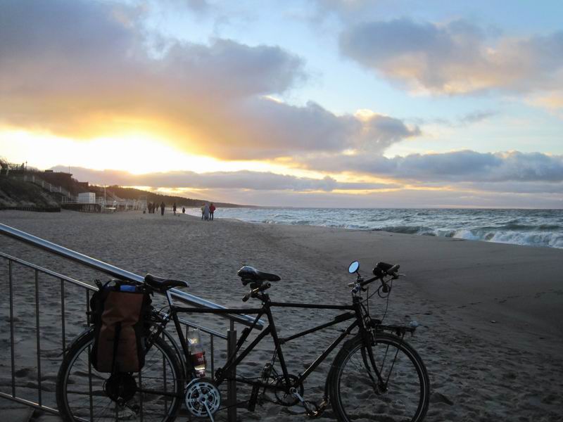 Злой чёрный тандем на фоне заката