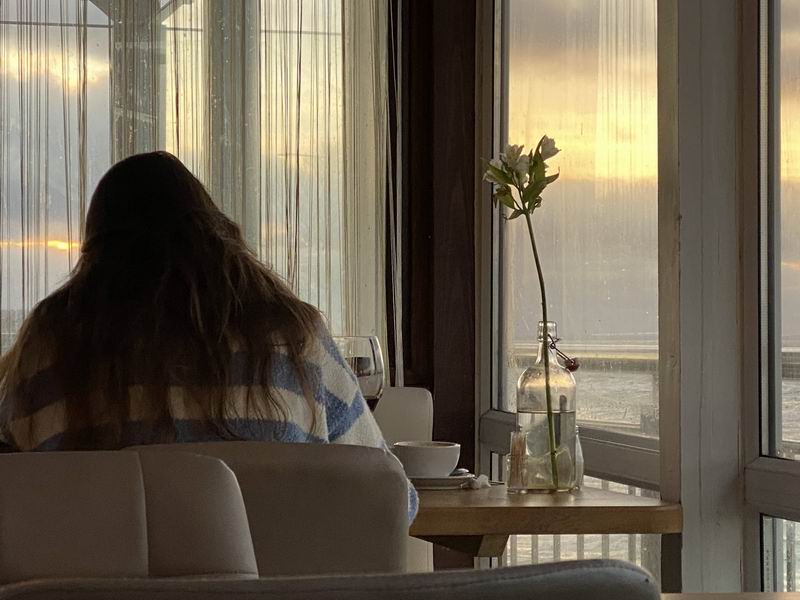 Девушка за соседним столиком