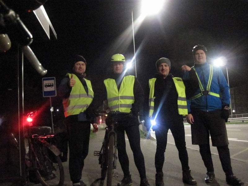 Финиш на автобусной остановке ЖК Гагаринский. На фото Сергей Мезенов, Дмитрий Ливенцев, Никита Никитин, Фёдор Щербина.