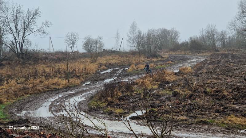 Дмитрий подъезжает, кругом кирпич, раньше здесь был поселок