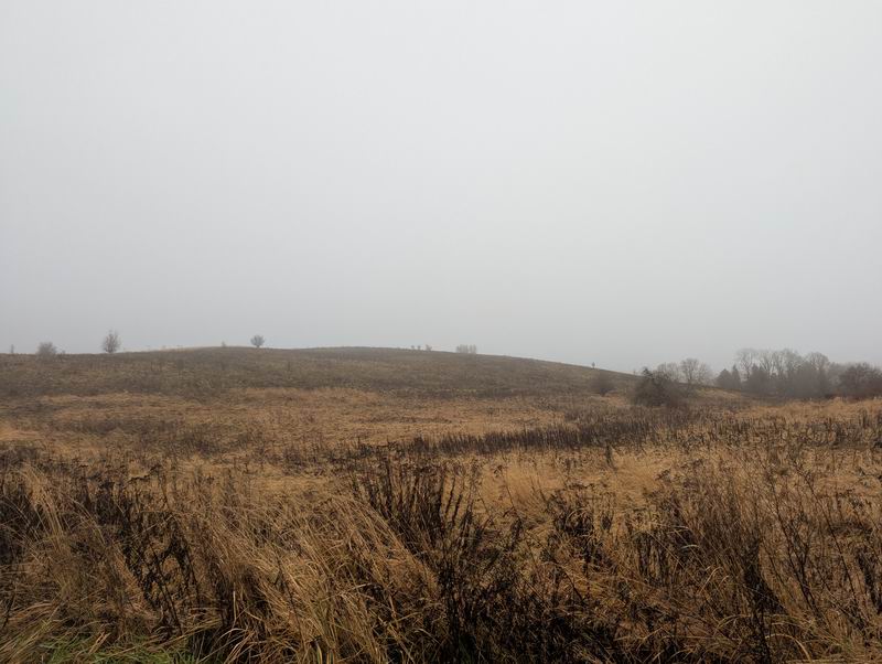 Кругом холмистая местность