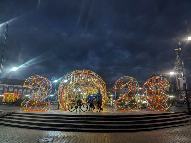 Главный вход к елке