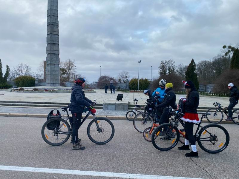 У памятника 1200 Гвардейцам