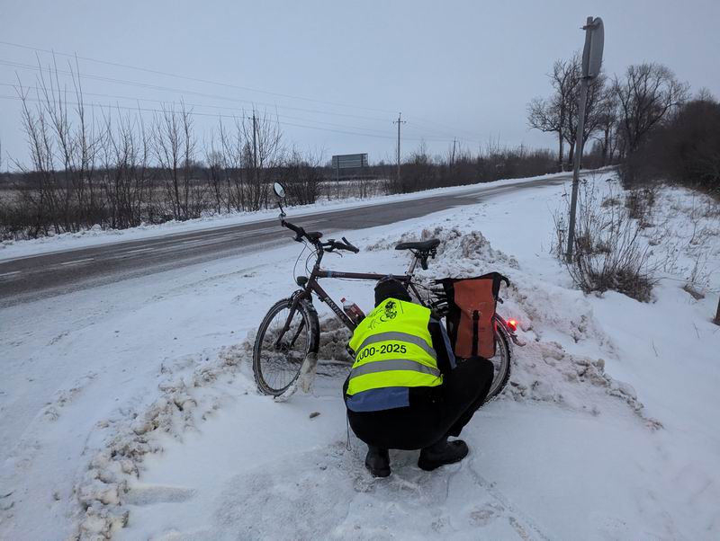 Сергей Мезенов остановился подкачать колесо