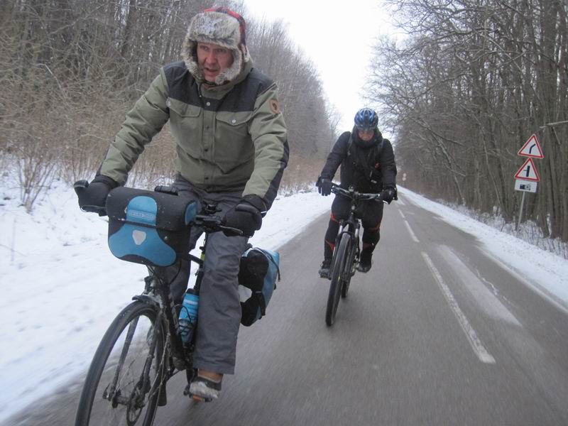 На месте шиноремонта нас догнал опоздавший Андрей Вендин