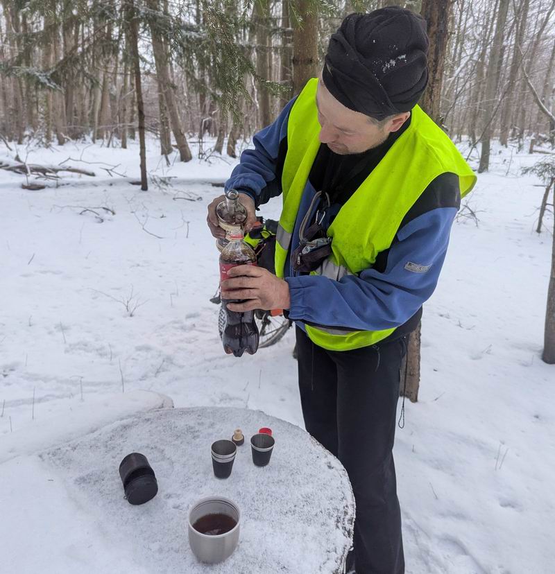 Чтобы кола не замерзала, нужно добавить в неё антифриз в виде koньяka.