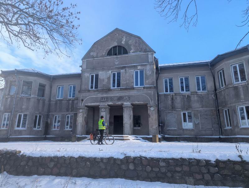 Сергей Мезенов на фоне дома культуры