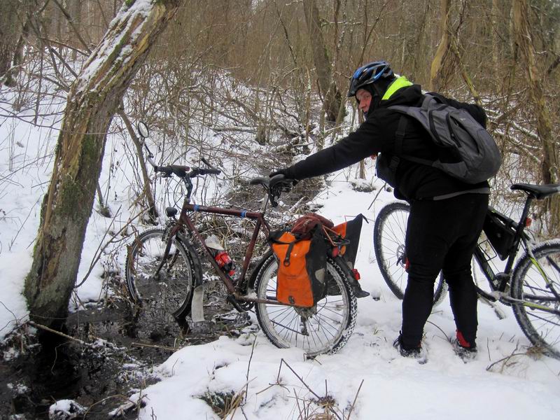Переходим небольшой ручеёк