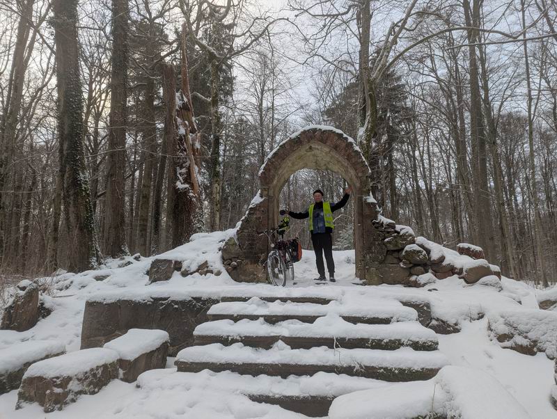 Сергей Мезенов в арке склепа Кноблох