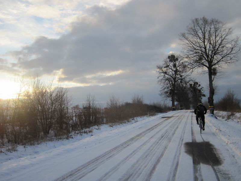Солнце светит из-за туч