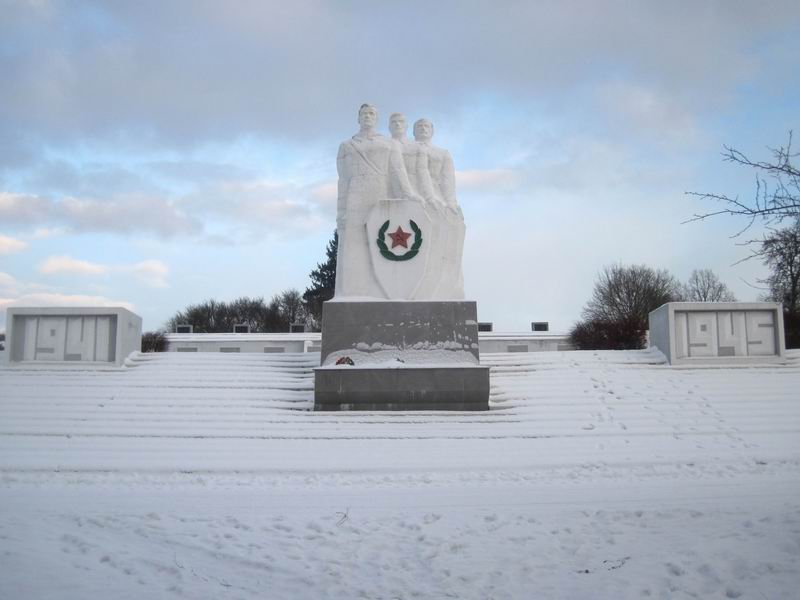 Братская могила в Славинске