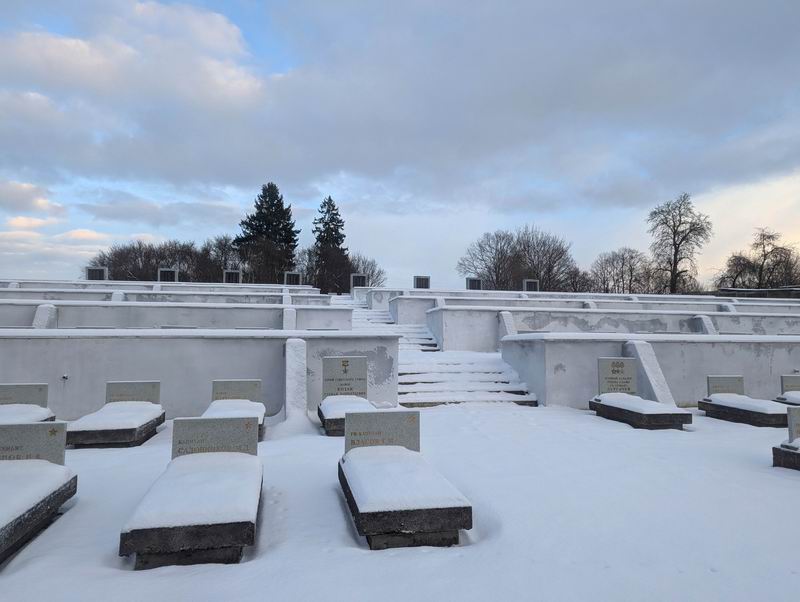 Братская могила в Славинске