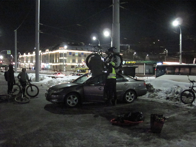 Погрузка велосипедов на парковке у ТЦ 'Виктория' близ Южного вокзала