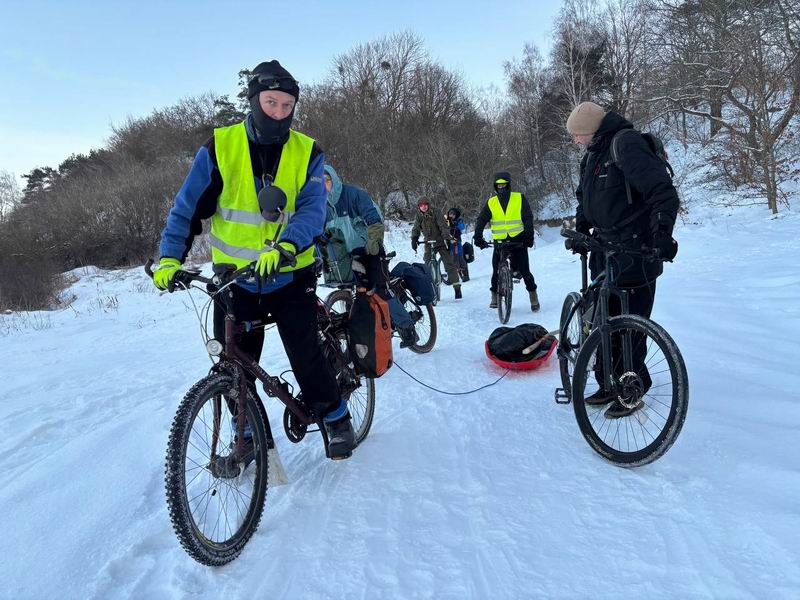 Спустились на берег залива