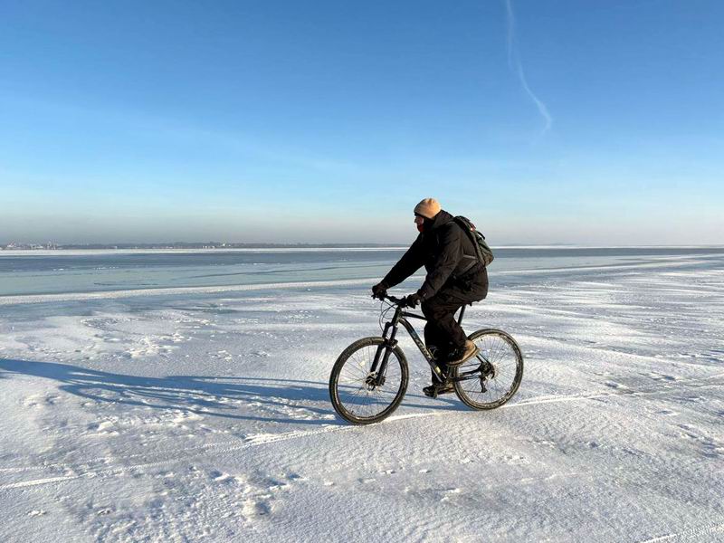 Дмитрий Новиков на фоне полыньи