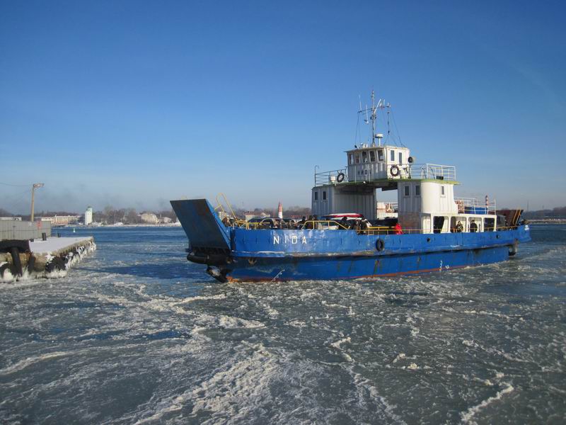 Пробивается к причалу через лёд