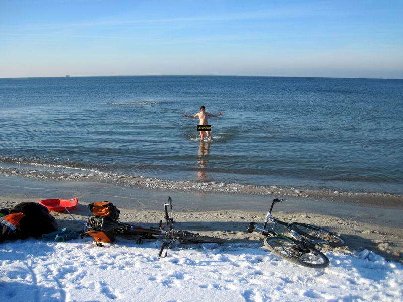 Сергей Мезенов купается