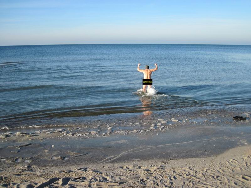 Никита Никитин купается