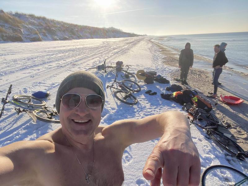 Никита Никитин загорает на пляже