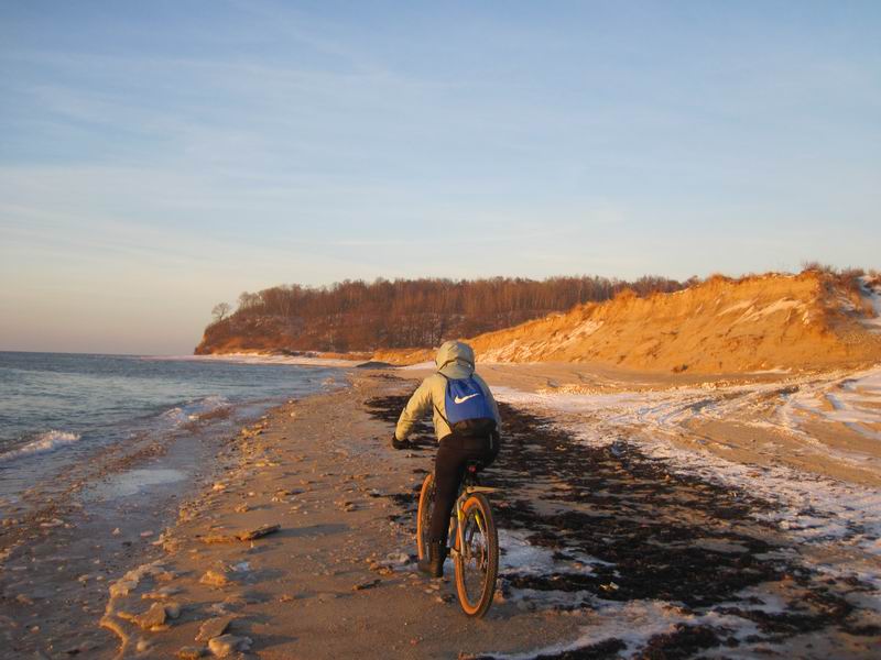 Анна Наумова едет по пляжу