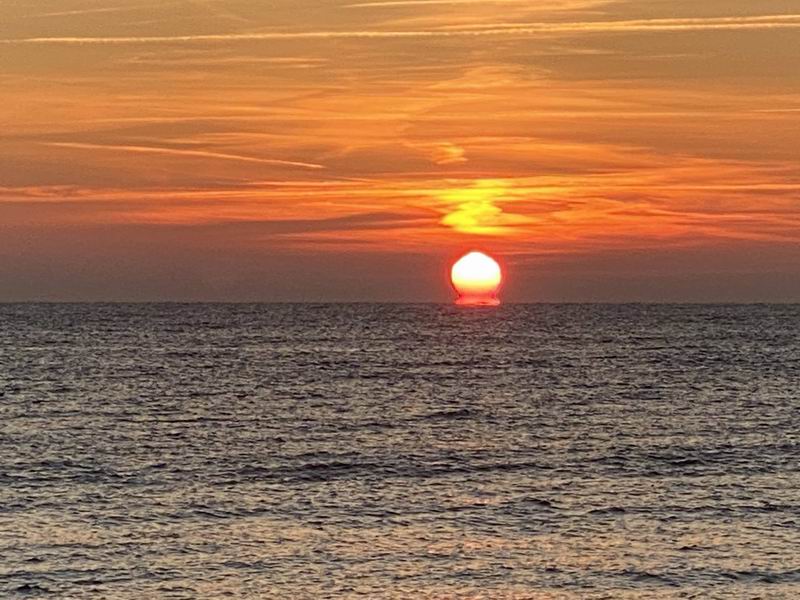 Солнце коснулось воды