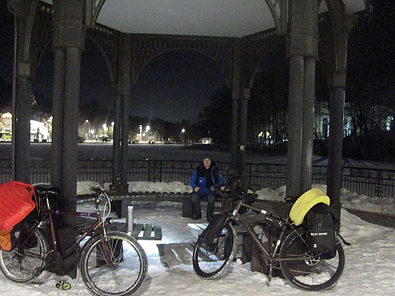 Чайная остановка в беседке у озера Тихого в Светлогорске