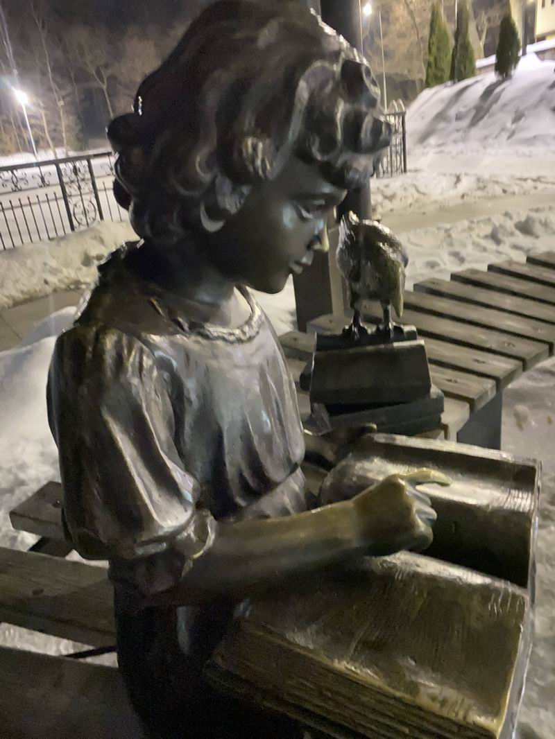 Девочка читает книжку в беседке