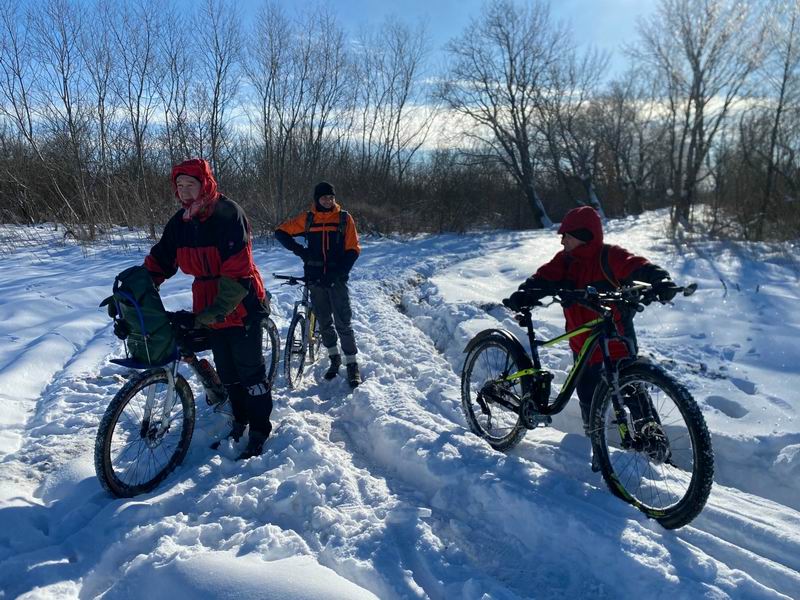 Снег искрится