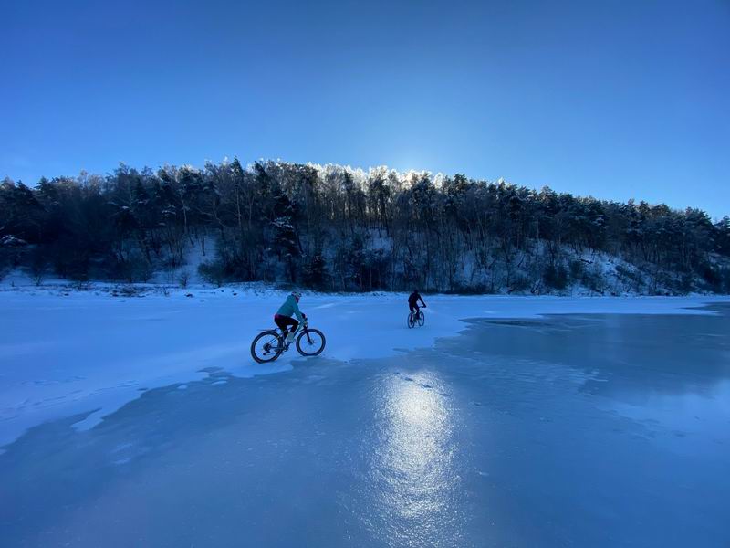 Местами снег сдуло — там голый лёд
