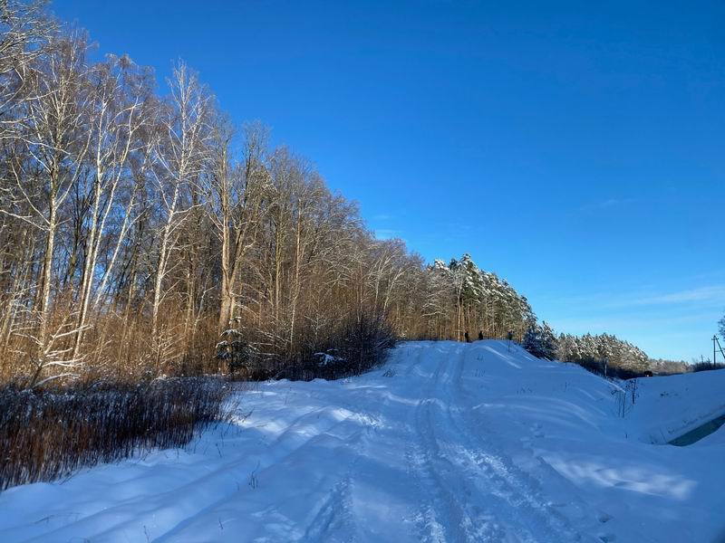 Крутая снежная горка