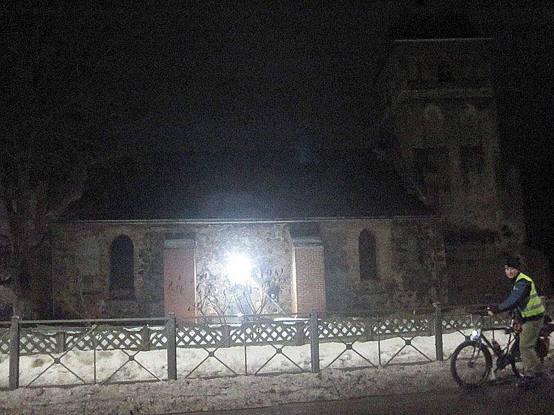 Сергей Мезенов на фоне кирхи в Тургенево