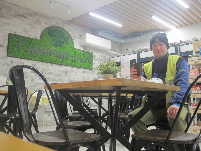 Сергей Мезенов пьёт кофе