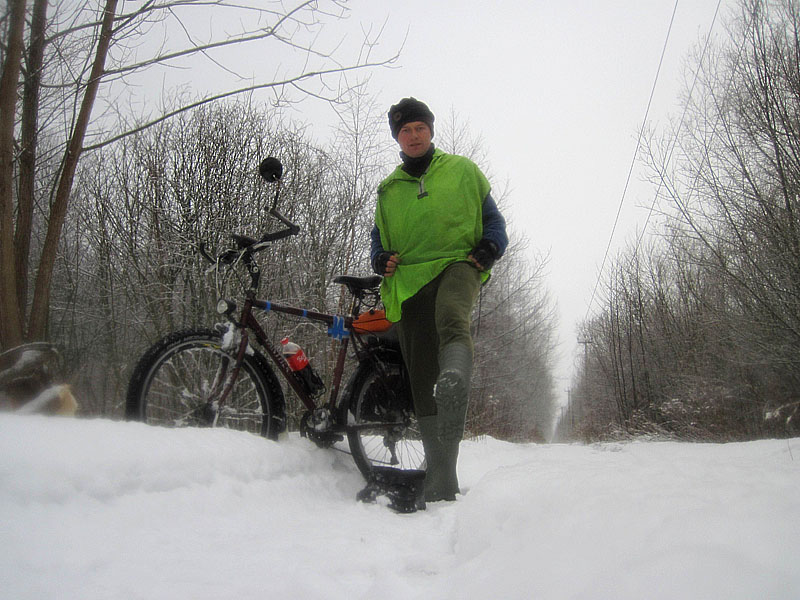 Сергей Мезенов переобувается в сапоги