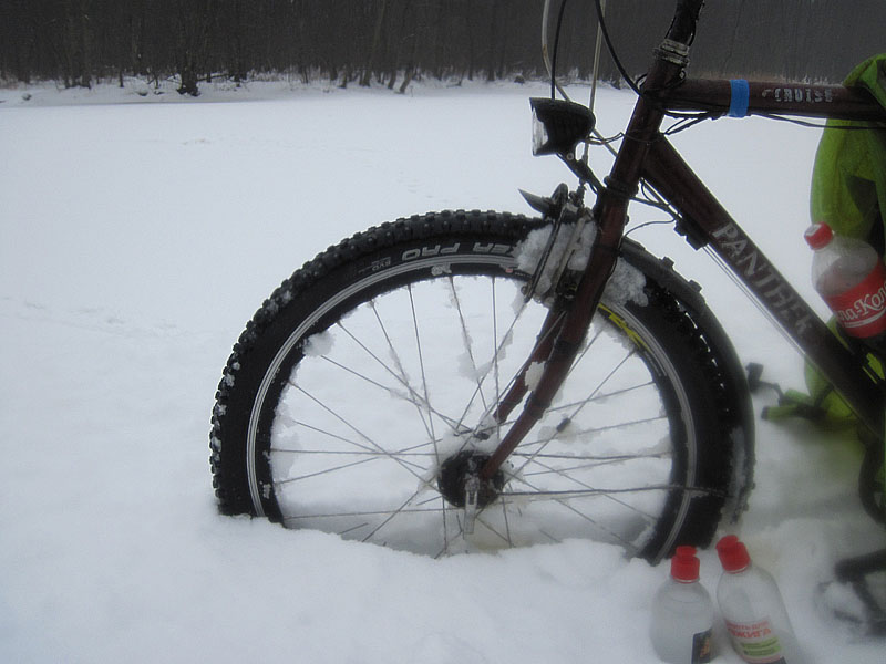 Вот сколько снега на пирсе