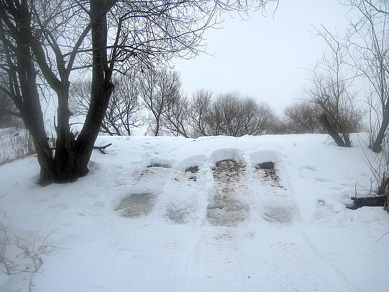 Здесь вездеход не смог заехать на берег, а мы смогли зайти пешком