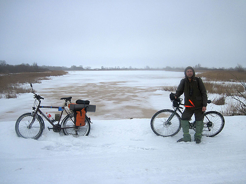 Традиционное фото на фоне разлива на Немонинке
