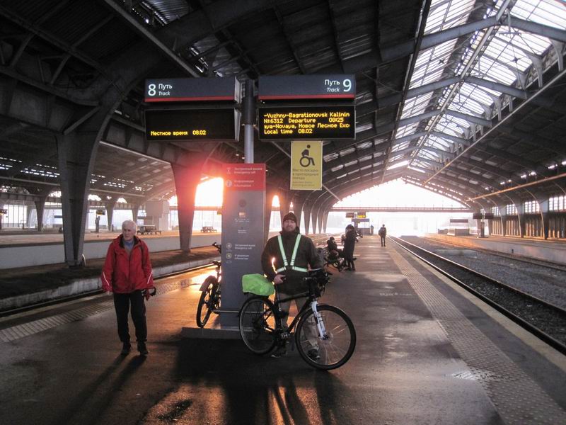 Александр Авдяков и Сергей Букин на перроне