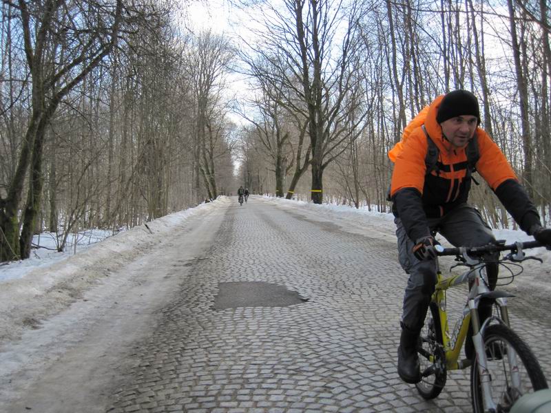 Едем по ней